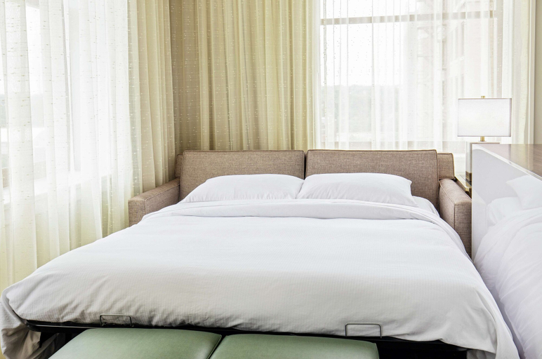 Bedroom 2, DoubleTree by Hilton Youngstown Downtown, Mahoning