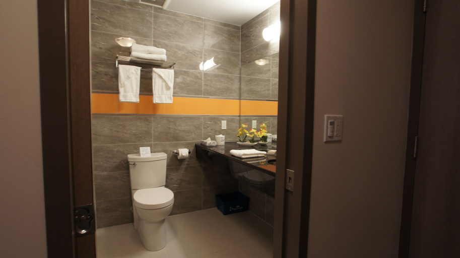 Bathroom 4, Dreamz Inn, Huron