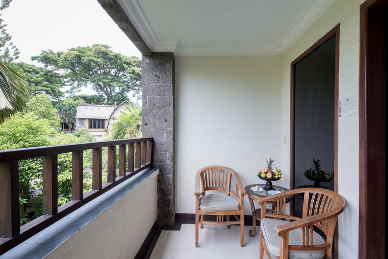 Exterior & Views 27