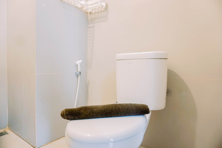 Bathroom 5, Comfort 2BR at 3rd Floor Baileys Apartment By Travelio, South Tangerang