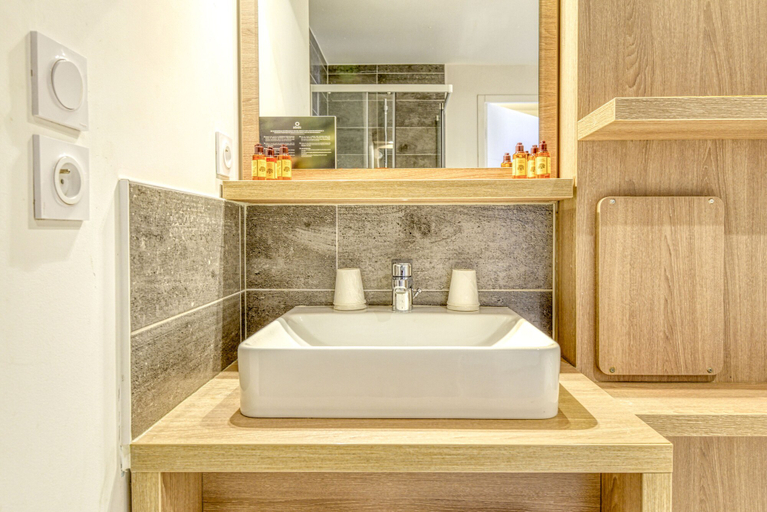 Bathroom 4, Aparthotel Adagio Access Saint Nazaire, Loire-Atlantique