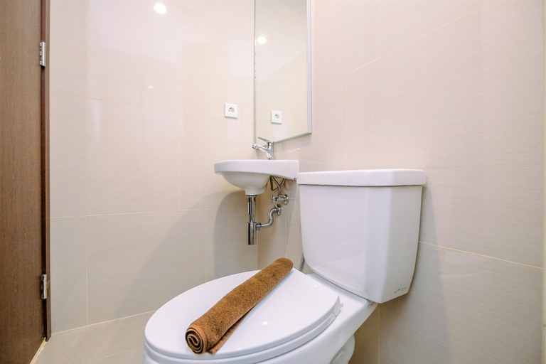 Bathroom 5, Nice and Comfortable Studio Vasaka Solterra Apartment By Travelio, Jakarta Selatan
