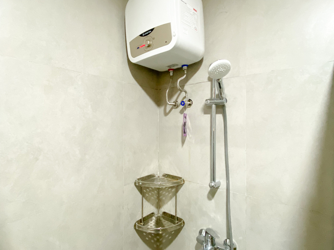 Bathroom 3, Simply Design Studio Room Pollux Chadstone Apartment By Travelio, Cikarang