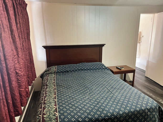 Bedroom 2, Best In Town Motel, Iredell