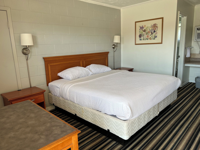 Others 5, Ballinger Inn, Runnels