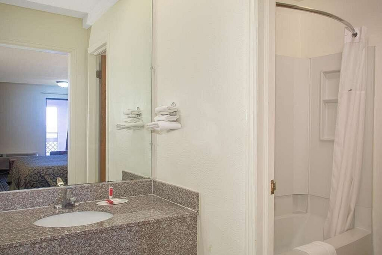 Bathroom 4, Economy Hotel Wichita- Florence St., Sedgwick