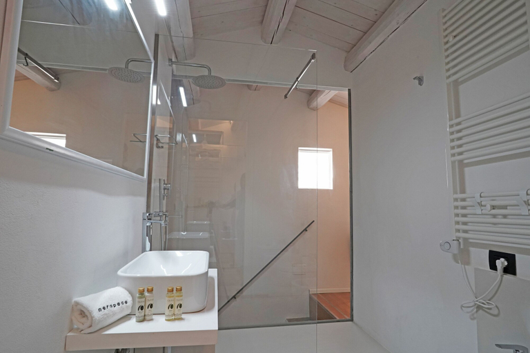 Bathroom 5, Neropece Suites, Ragusa