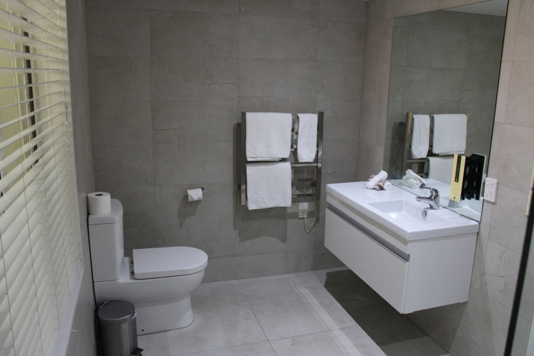 Bathroom 3, The Grange Motel, Christchurch