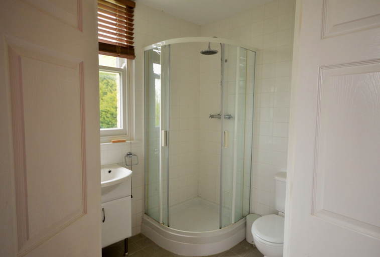Bathroom 3, Downedge, Isle of Wight