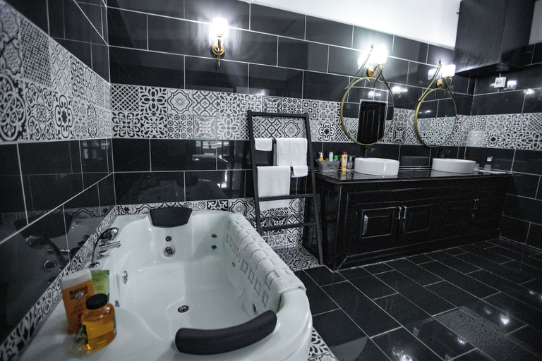 Bathroom 4, La Villa des Fées, Wouri