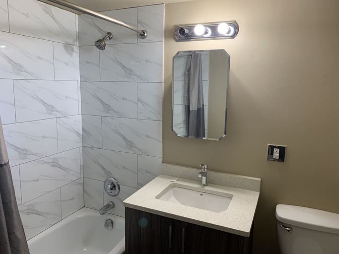 Bathroom 3, Okanagan Royal Park Inn by Elevate Rooms, North Okanagan