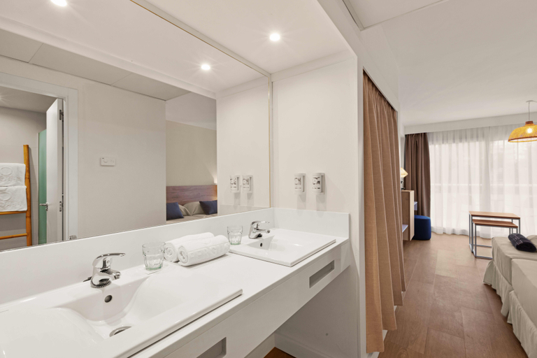 Bathroom 5, FERGUS Club Palmanova Park, Baleares