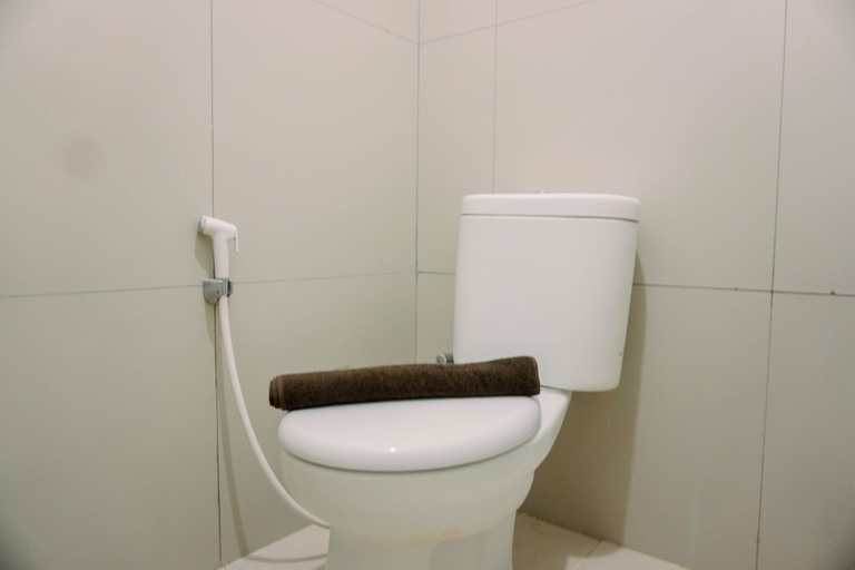 Bathroom 5, Best Comfy and Modern Studio at Baileys Apartment By Travelio, South Tangerang