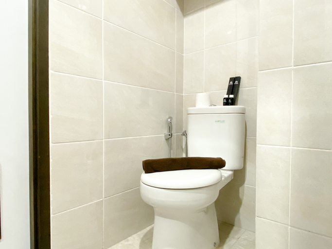 Bathroom 5, Minimalist and Homey Studio Apartment at Mustika Golf Residence By Travelio, Cikarang