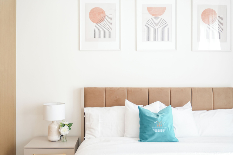 Room 4, Yogi - Elegant Apartment With Balcony Amidst Vibrant Area, Dubai