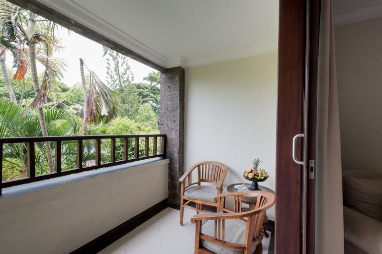 Exterior & Views 23