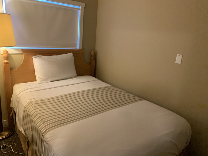 Bedroom 2, Okanagan Royal Park Inn by Elevate Rooms, North Okanagan