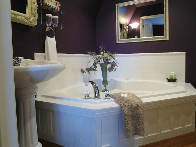 Bathroom 4, Beacon Inn at Sidney, Capital