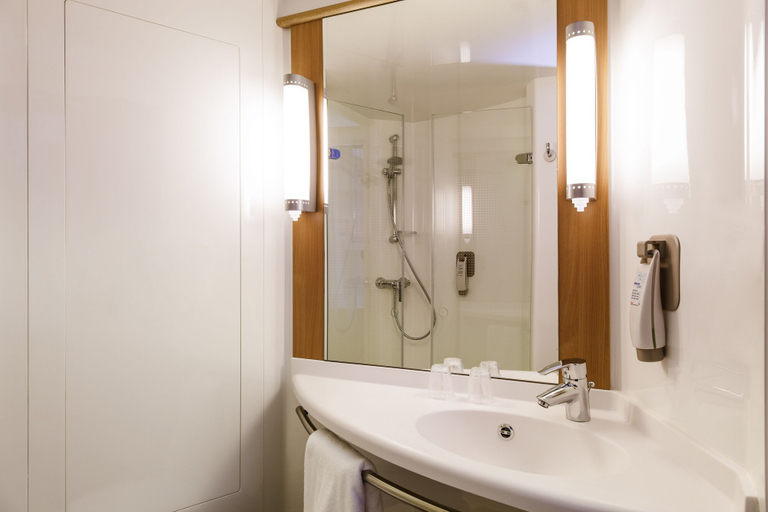 Bathroom 5, ibis Lisboa Sintra, Sintra