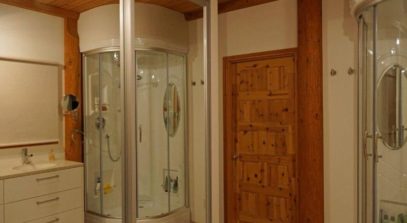 Bathroom 2, Yuki-ki Lodge, Hakuba