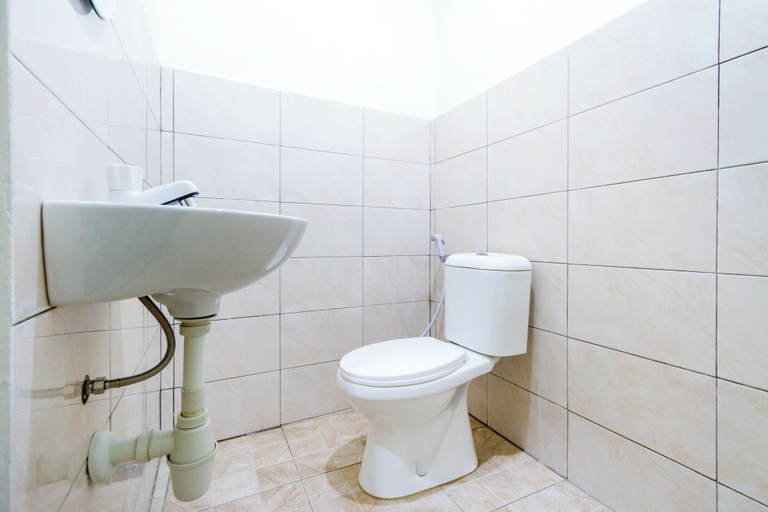Bathroom 3, OYO 2975 House Of Mahira Syariah, Ciamis
