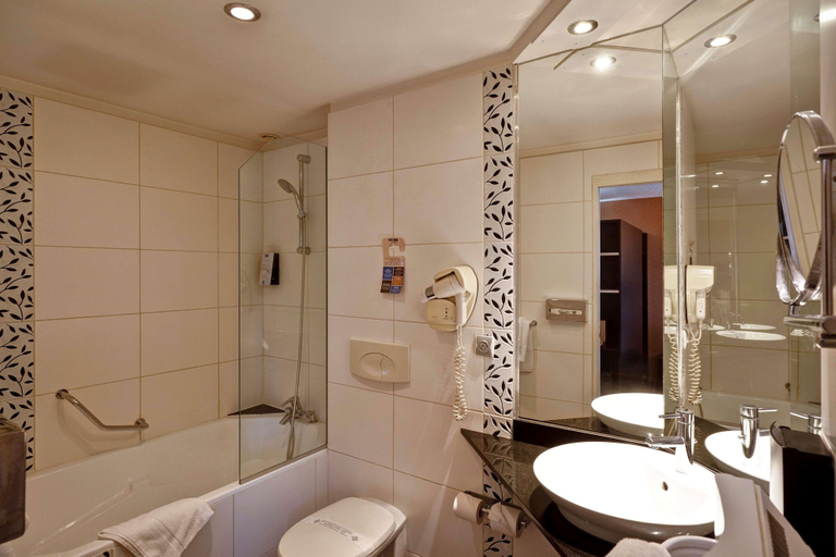 Bathroom 4, Kyriad Lyon Sud Saint Genis Laval, Rhône