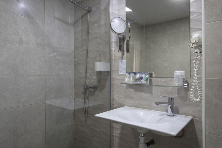 Bathroom 5, Cuatro Naciones, Barcelona