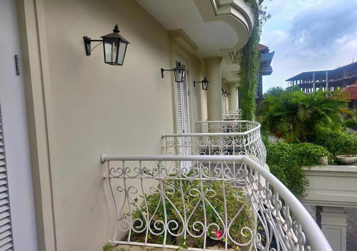 Exterior & Views
