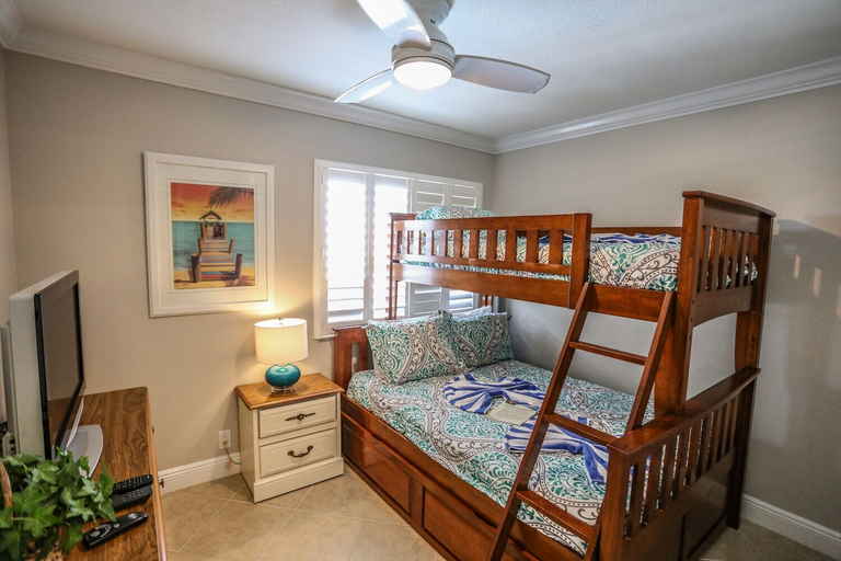 Bedroom 2, Castle Beach, Lee