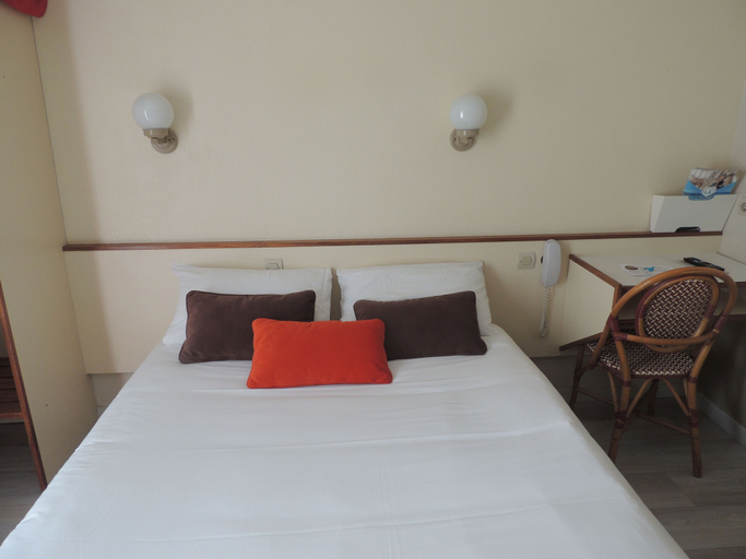 Bedroom 3, Hotel Crocus Caen Memorial, Calvados