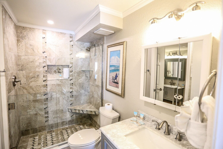 Bathroom 3, Castle Beach, Lee