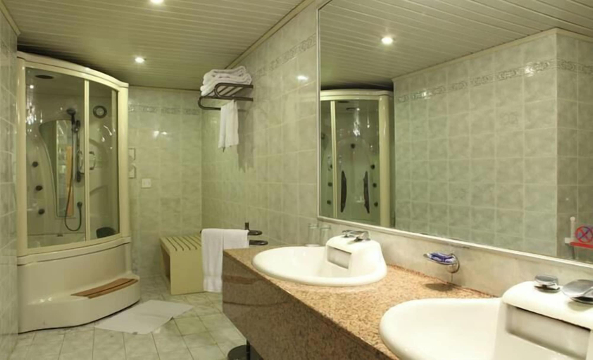 Bathroom, Carlton Hotel Karachi, Karachi