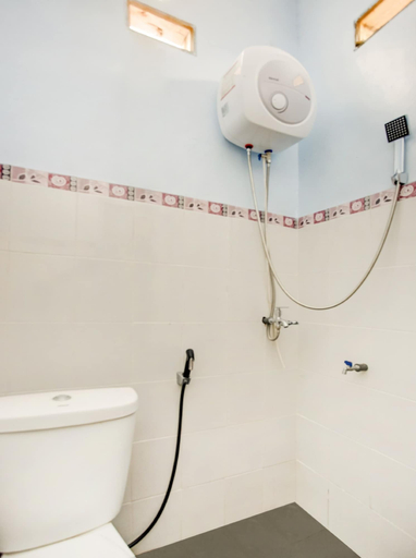Bathroom, OYO Life 3982 Azka Homestay Syariah, South Lampung