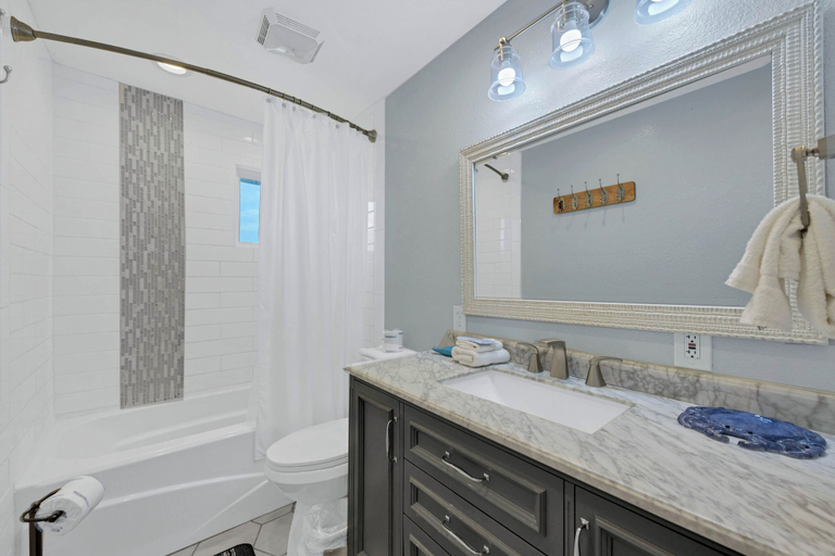Bathroom 4, Sea U Sundae, Nueces