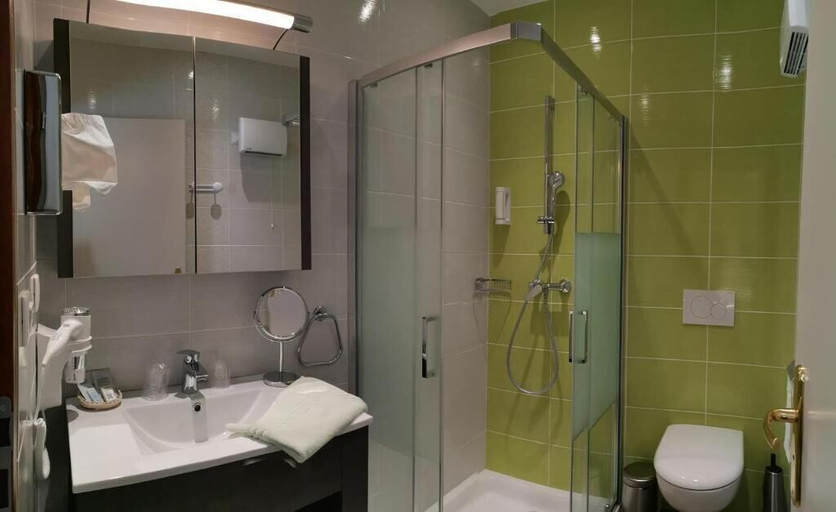 Bathroom 4, Hôtel Saint Georges, Savoie