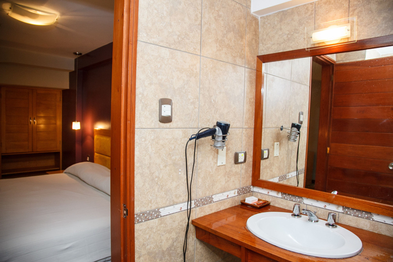 Bathroom 5, Victoria Regia Hotel, Maynas