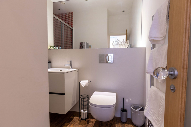 Bathroom 3, Beachcliff Hotel and Apartments, Vale of Glamorgan