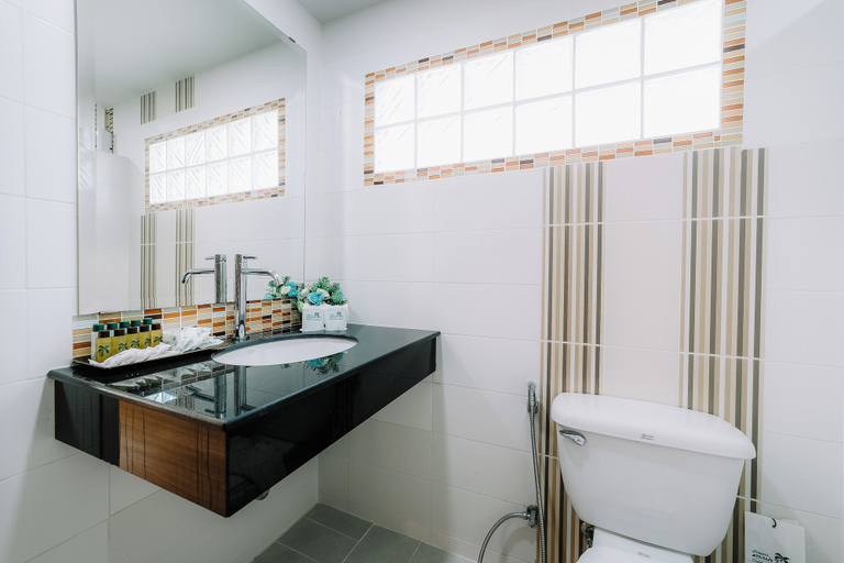 Bathroom 5, Chaolao Cabana Resort, Tha Mai