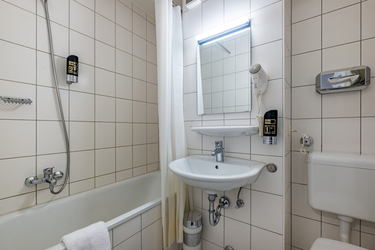 Bathroom 5, a&o München Hauptbahnhof - Hostel, München