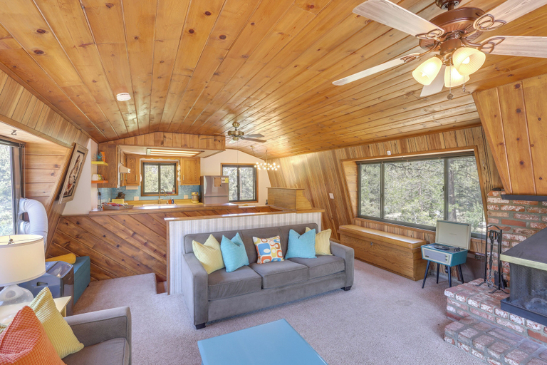 Others 1, Colorful Alpine Cabin w/ Deck & Mountain View, Kern