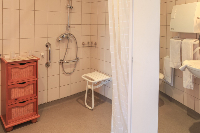 Bathroom 4, Hotel Restaurant De La Dore, Puy-de-Dôme