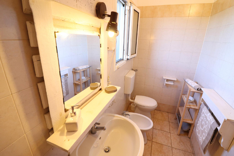 Bathroom 5, Casa Pizzutella Torre Santo Stefano in Otranto 3 places, Lecce