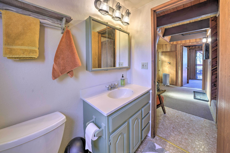 Bathroom 4, Colorful Alpine Cabin w/ Deck & Mountain View, Kern