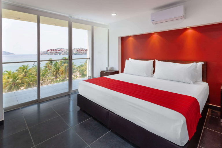 Bedroom 3, Ramada by Wyndham Acapulco Hotel & Suites, Acapulco de Juárez