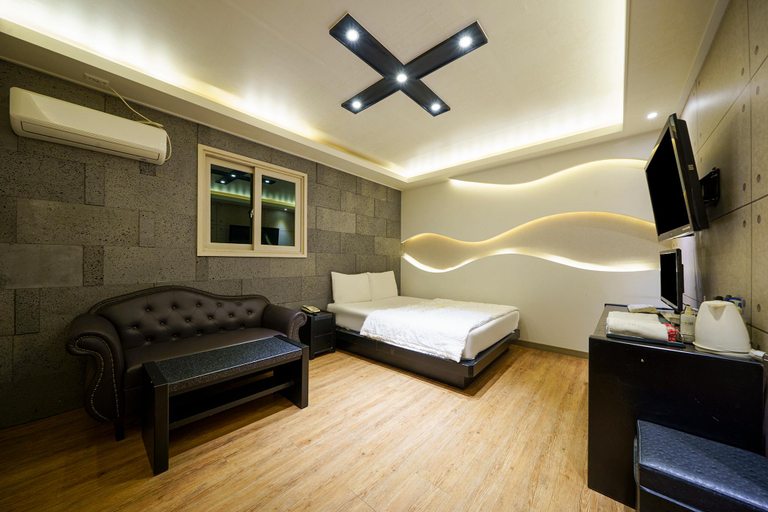 Bedroom 2, Daegu Suseong Lake Child (I), Buk