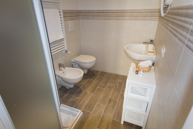 Bathroom 5, Emily Rooms, Imperia