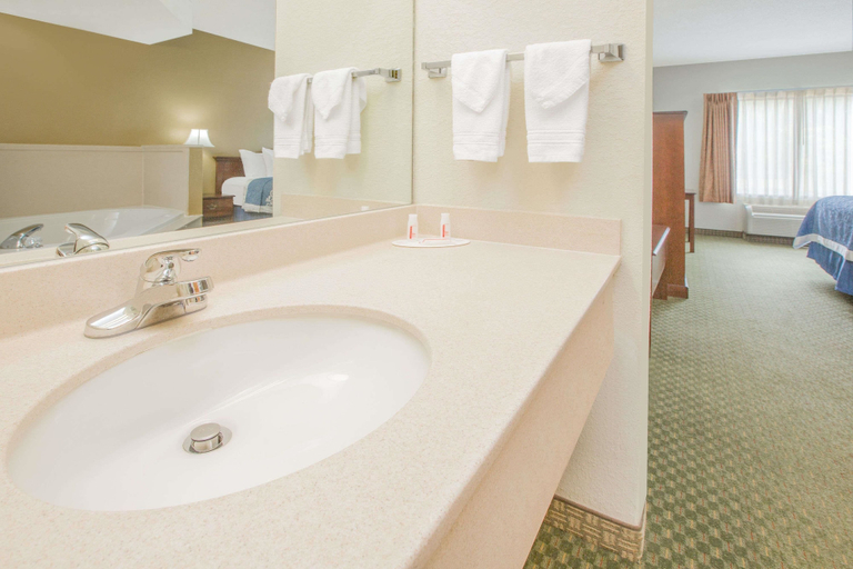 Bathroom 4, Days Inn by Wyndham Hattiesburg MS, Lamar