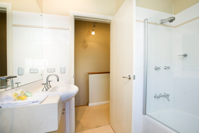 Bathroom 4, Blueys Retreat, Great Lakes