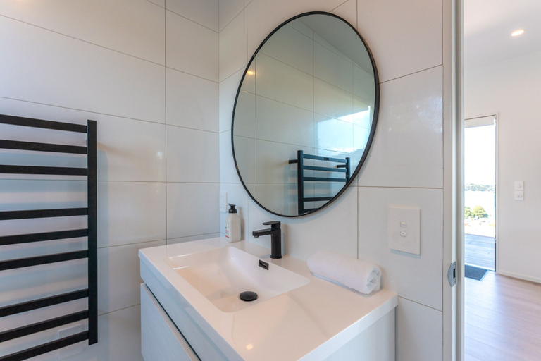 Bathroom 3, Luna Cottage - Ocean Views on Waiheke, Auckland