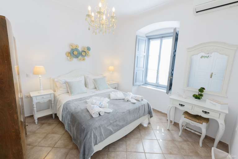 Bedroom 2, Hydra's Pearl - Blue Pearl, Attica